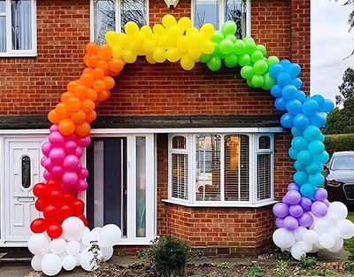 家庭派对门口七色彩虹拱门气球布置