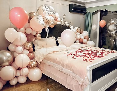 简单又漂亮男方卧室婚房气球布置