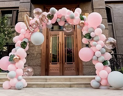 结婚单元楼门口浪漫粉色气球拱门
