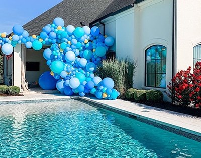 户外别墅成人派对游泳池浪漫气球布置