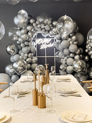 🎁西餐厅里的生日派对🎂银灰色镜面气球布置🎉